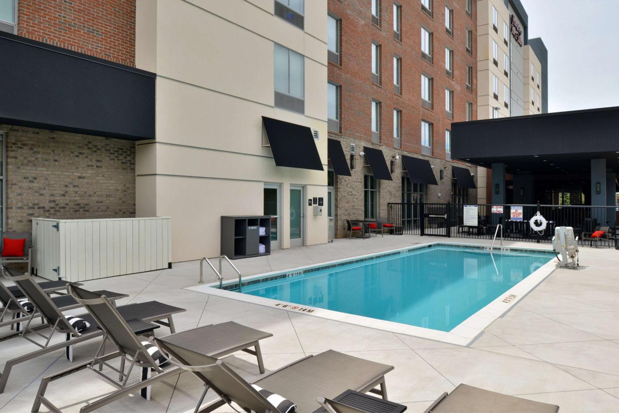 Hampton Inn & Suites Greensboro Downtown, Nc Екстериор снимка