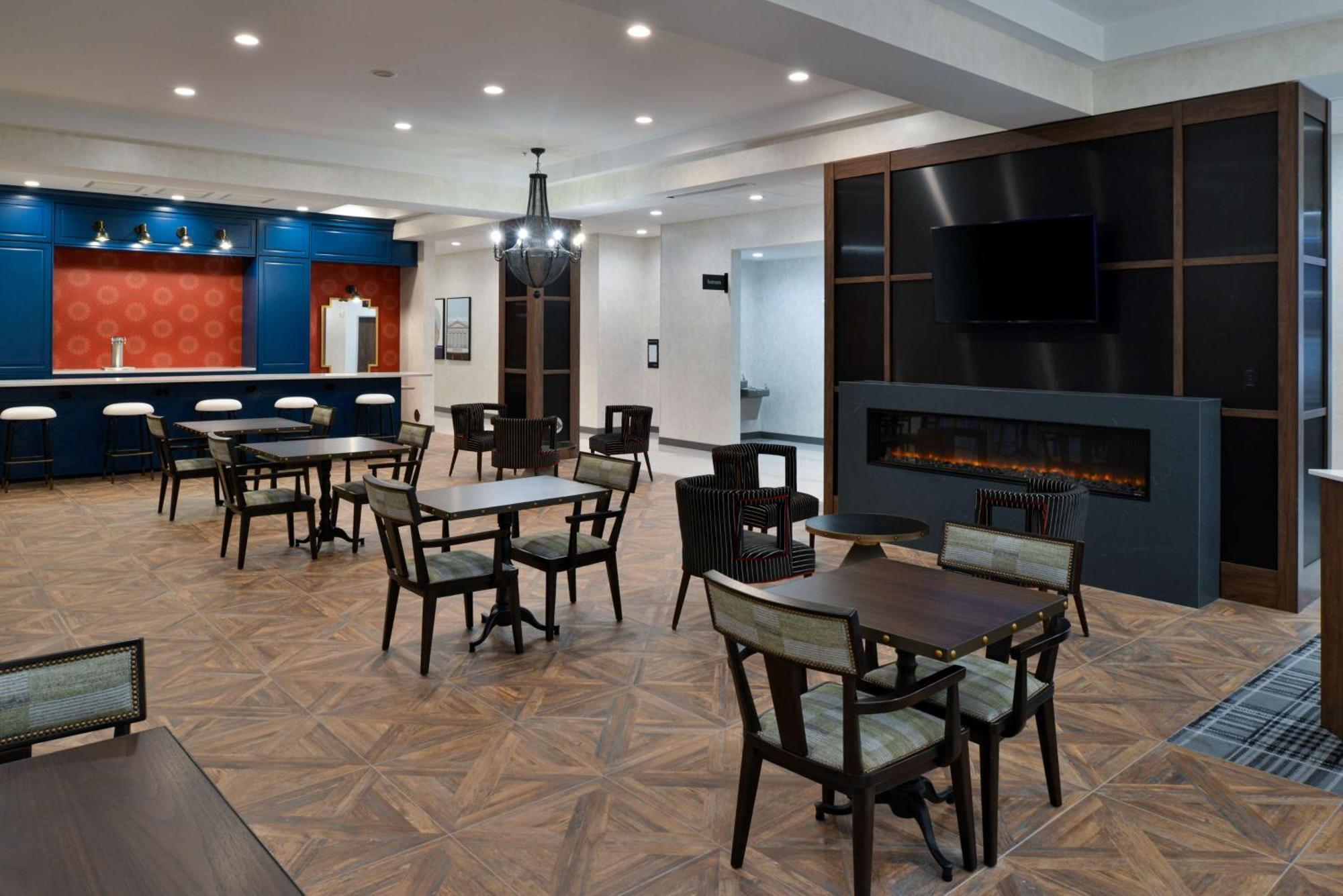 Hampton Inn & Suites Greensboro Downtown, Nc Екстериор снимка